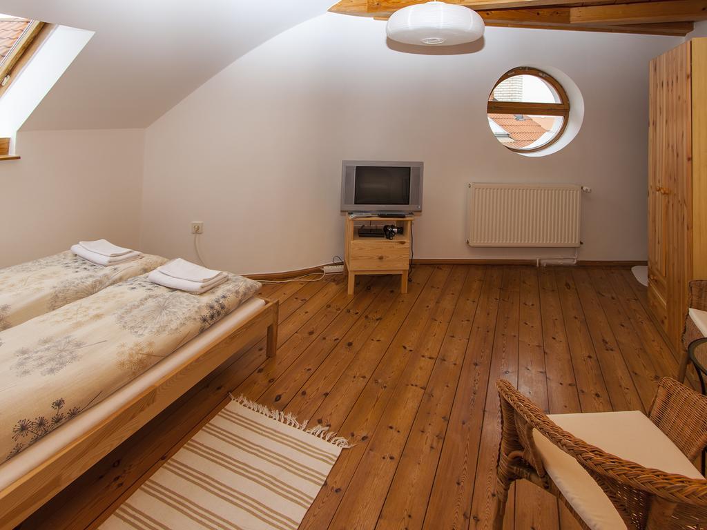 Amadeus Vendeghaz Hotel Esztergom Room photo