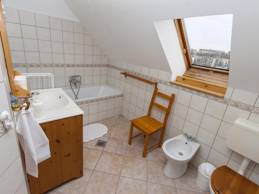 Amadeus Vendeghaz Hotel Esztergom Room photo