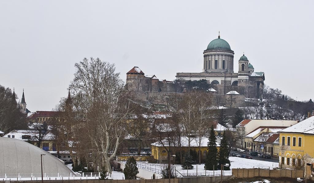Amadeus Vendeghaz Hotel Esztergom Exterior photo