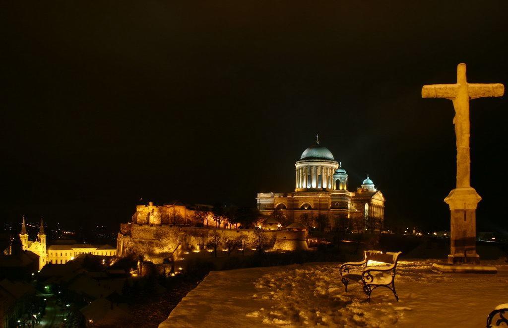 Amadeus Vendeghaz Hotel Esztergom Exterior photo