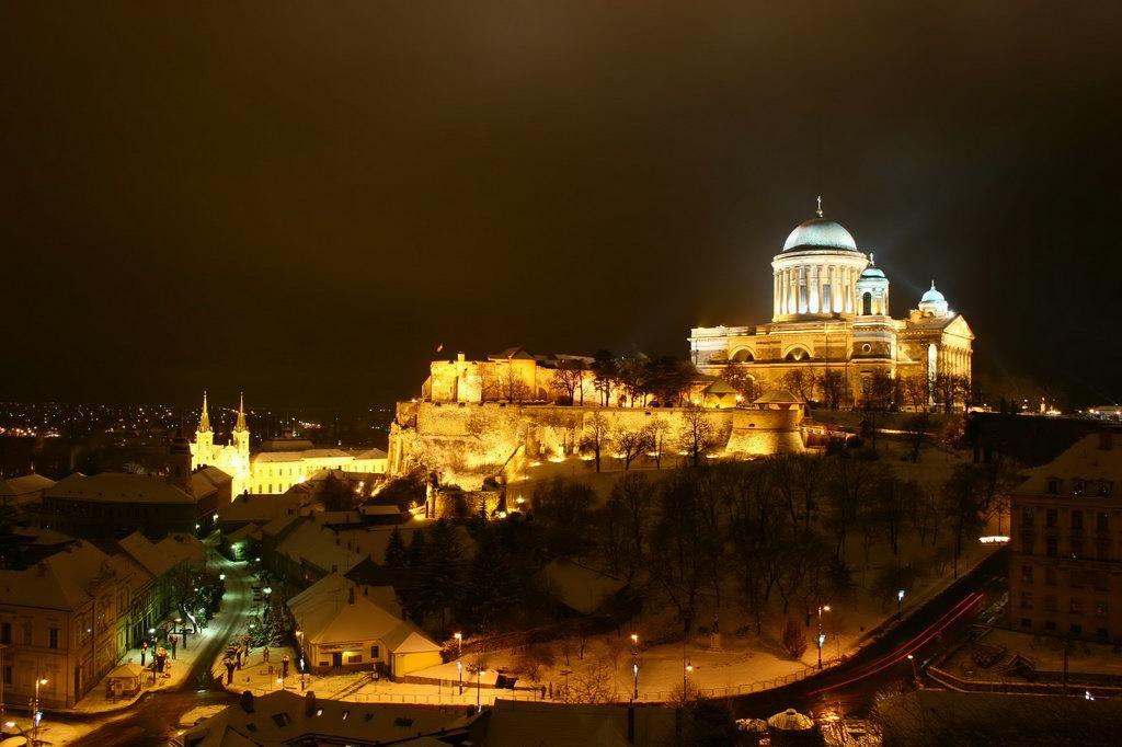 Amadeus Vendeghaz Hotel Esztergom Exterior photo