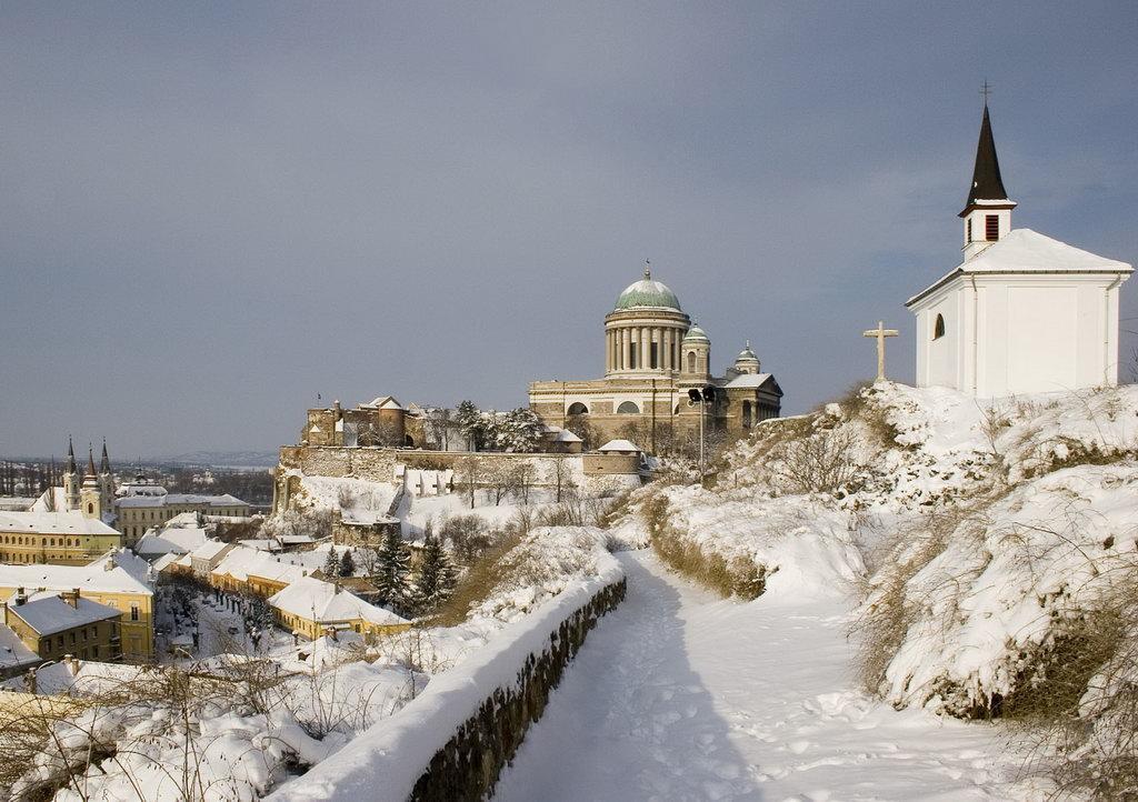 Amadeus Vendeghaz Hotel Esztergom Exterior photo